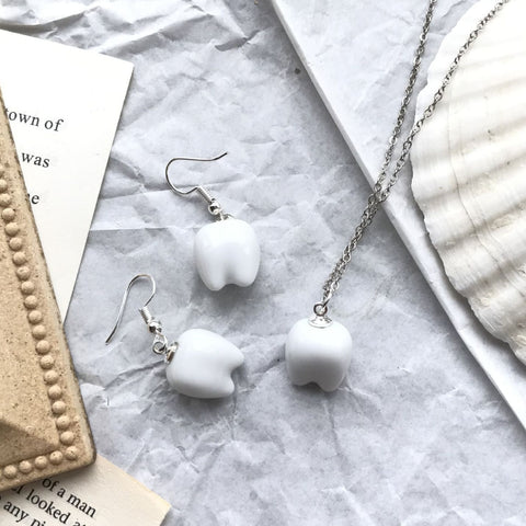 Luxurious Pearly Teeth Pendant Earrings